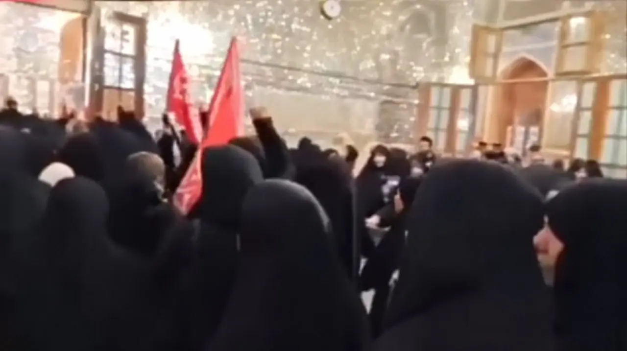 انتقاد تند از شعارها در حرم امام رضا/ جلوی اینها را بگیرید، پیش از آن که خنجرشان بر پشت ایران و انقلاب بنشیند