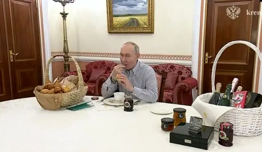 کادوی نان و شیرینی یک فروشگاه به پوتین