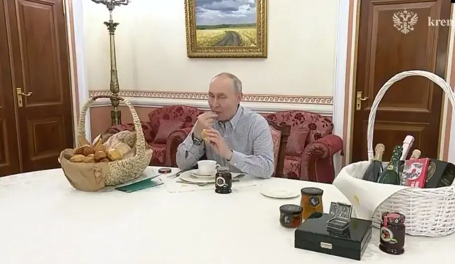 کادوی نان و شیرینی یک فروشگاه به پوتین