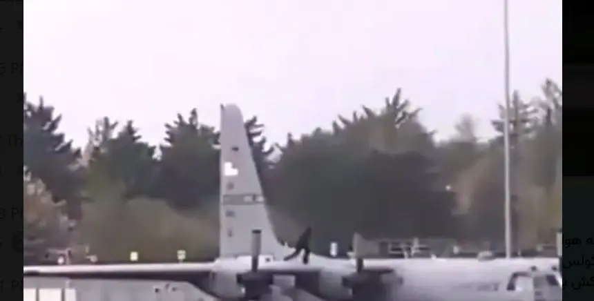 حمله با تبر به هواپیمای نظامی آمریکا