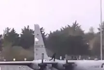 حمله با تبر به هواپیمای نظامی آمریکا