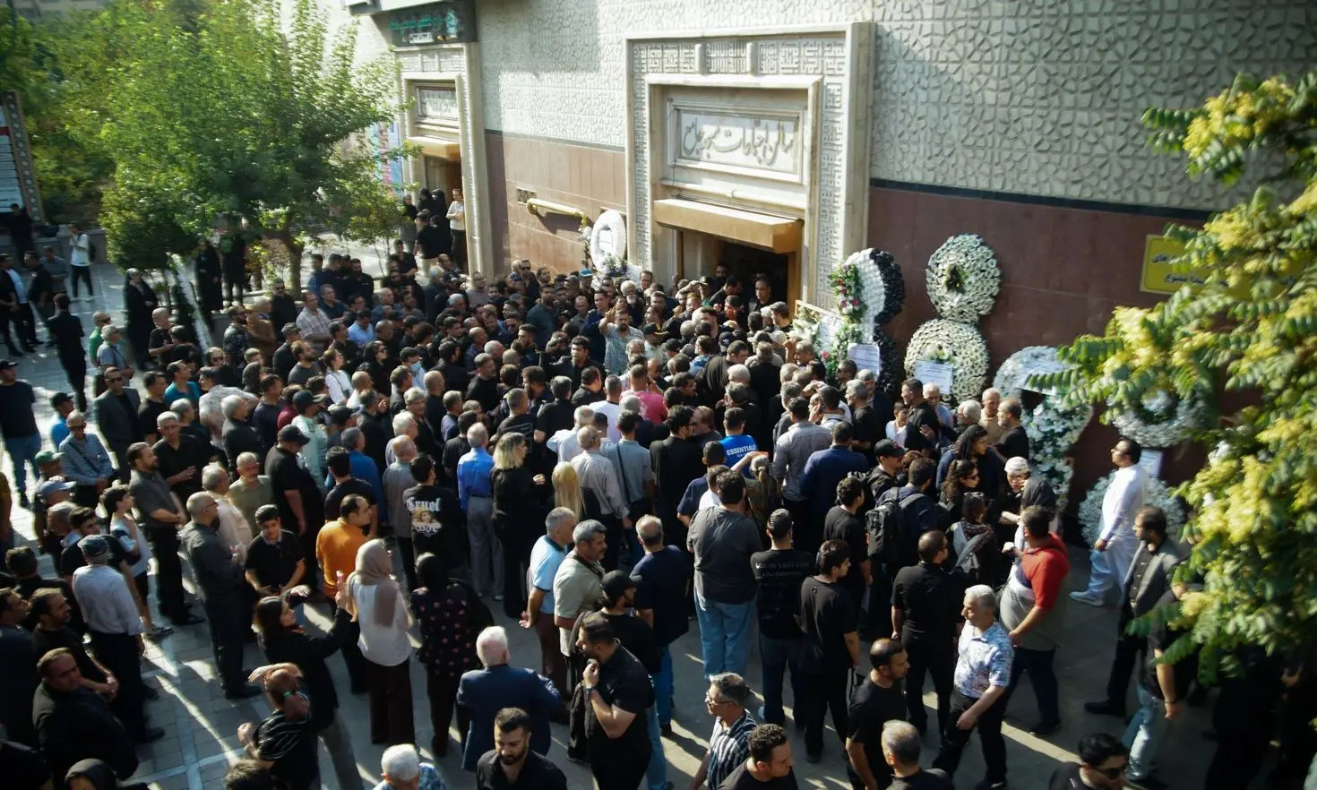 ازدحام شدید هنگام ورود علی دایی به مراسم ختم اکبر عبدی