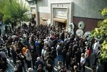 ازدحام شدید هنگام ورود علی دایی به مراسم ختم اکبر عبدی