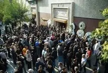 ازدحام شدید هنگام ورود علی دایی به مراسم ختم اکبر عبدی