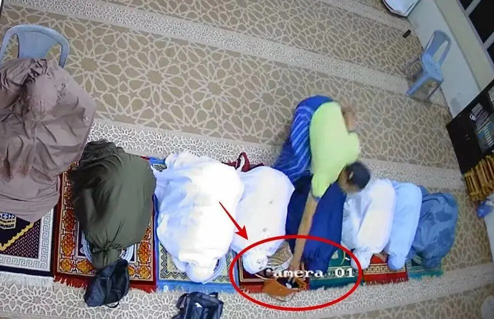 ببینید؛ سرقت کیف زنان هنگام اقامه نماز در مسجد