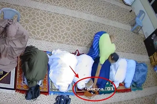 ببینید؛ سرقت کیف زنان هنگام اقامه نماز در مسجد
