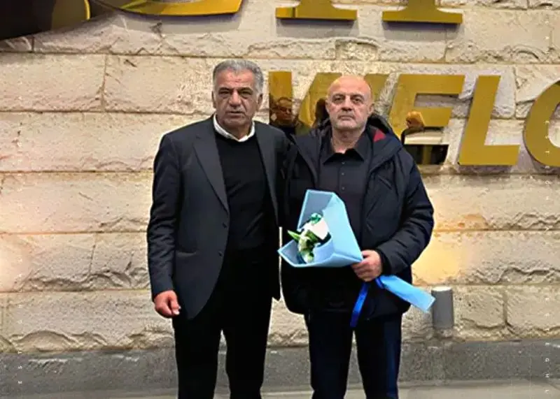 دسته‌ گل آبی برای خوش‌آمد گویی به مربی جدید استقلال