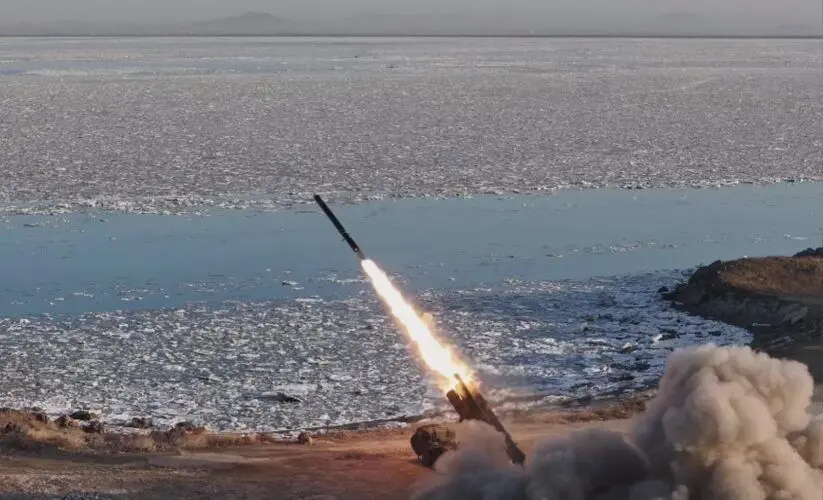 کره‌شمالی چندین موشک بالستیک به سمت دریای شرقی شلیک کرد
