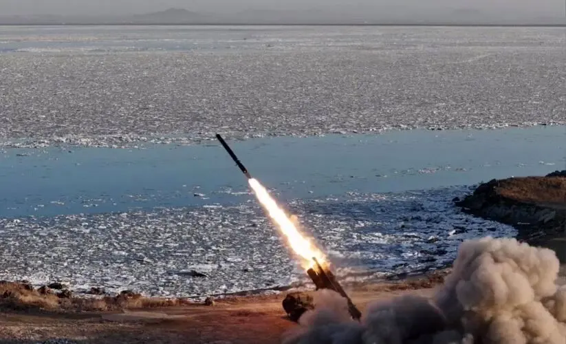 کره‌شمالی چندین موشک بالستیک به سمت دریای شرقی شلیک کرد
