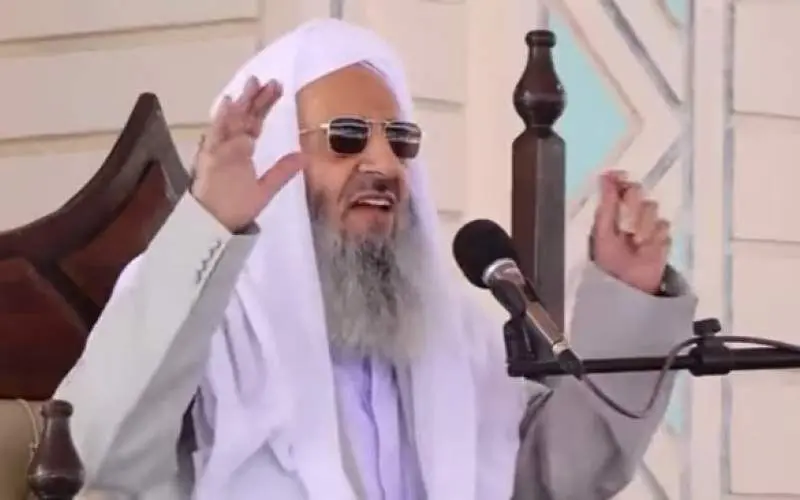 واکنش مولوی عبدالحمید  به اظهارات علی کریمی درباره قرآن سوزی: توهین به مقدسات کار انسان‌های خفیف‌العقل است