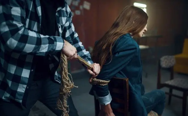 نقشه پیچیده دختر جوان تهرانی برای تیغ‌زدن پدر
