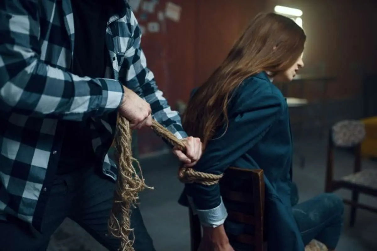 نقشه پیچیده دختر جوان تهرانی برای تیغ‌زدن پدر
