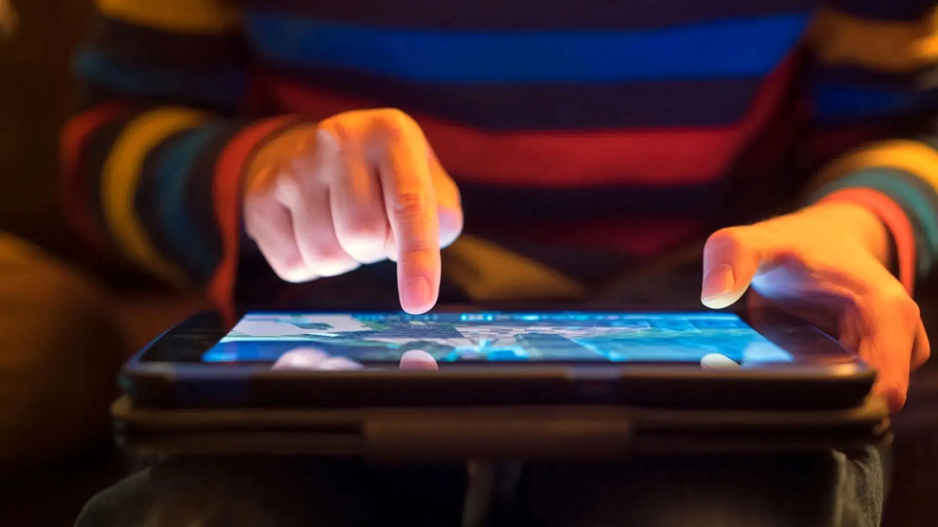 چگونه و چقدر زمان استفاده کودکان از نمایشگرها را محدود کنیم؟