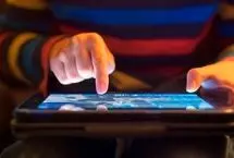 چگونه و چقدر زمان استفاده کودکان از نمایشگرها را محدود کنیم؟