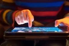 چگونه و چقدر زمان استفاده کودکان از نمایشگرها را محدود کنیم؟