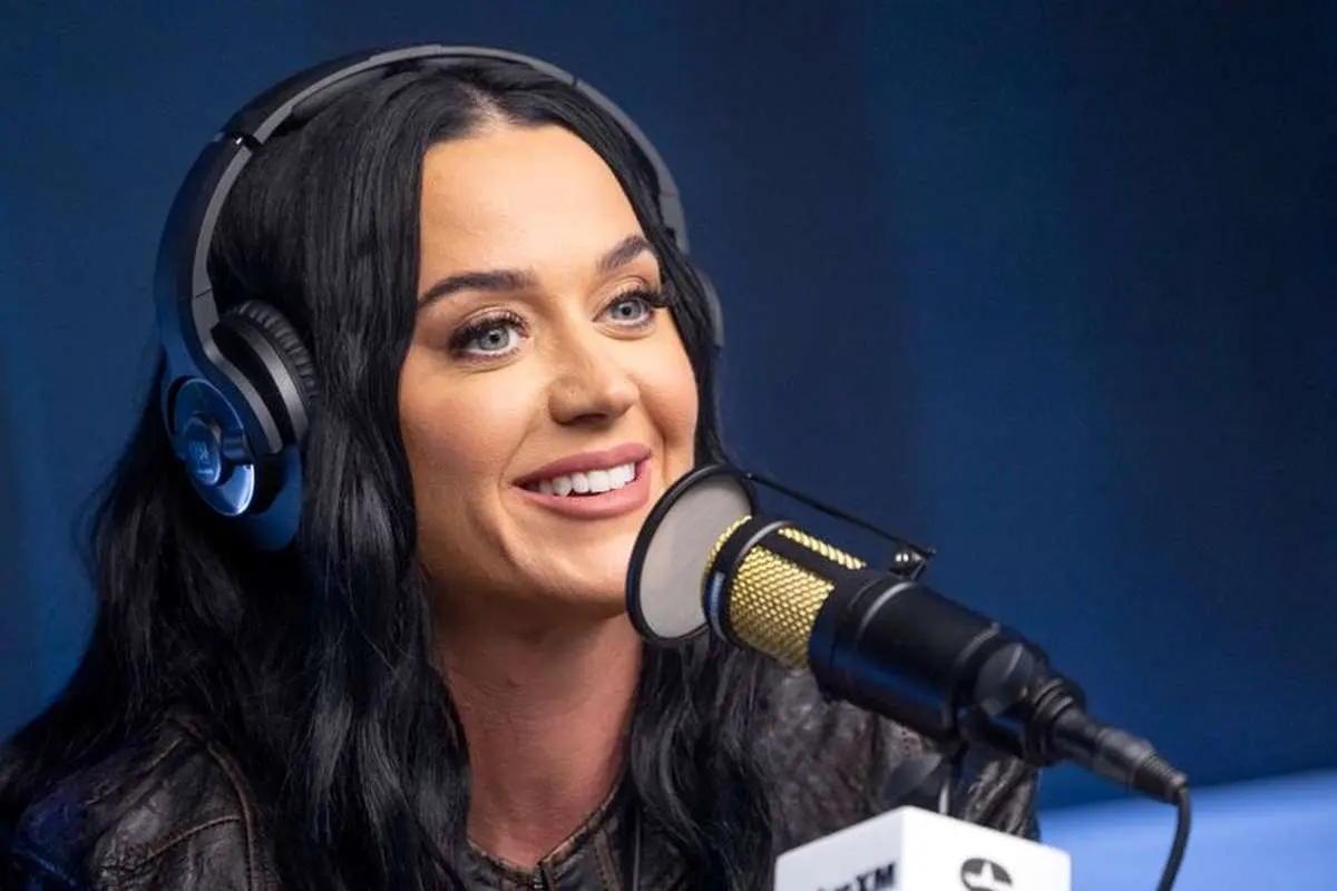 کتی پری و جاستین ترودو در کنار نخست وزیر سابق ژاپن 