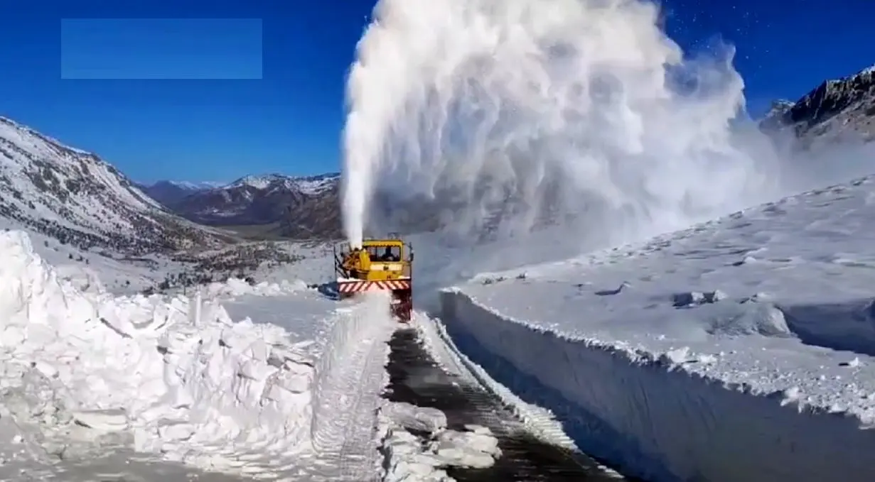 لحظه تماشایی پاشیدن برف به آسمان توسط برف‌خوار