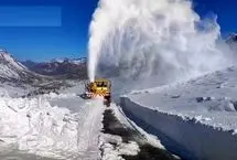 لحظه تماشایی پاشیدن برف به آسمان توسط برف‌خوار