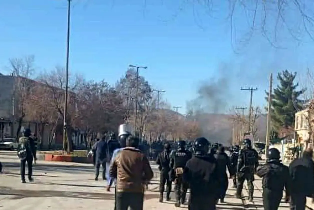 روایت فارس از درگیری‌ها امروز در لردگان: ۲ مامور فراجا شهید و ۳۰ نفر مجروح شدند