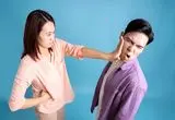 ببینید؛ سیلی‌های پی‌درپی زن چینی به همسرش در خیابان شلوغ