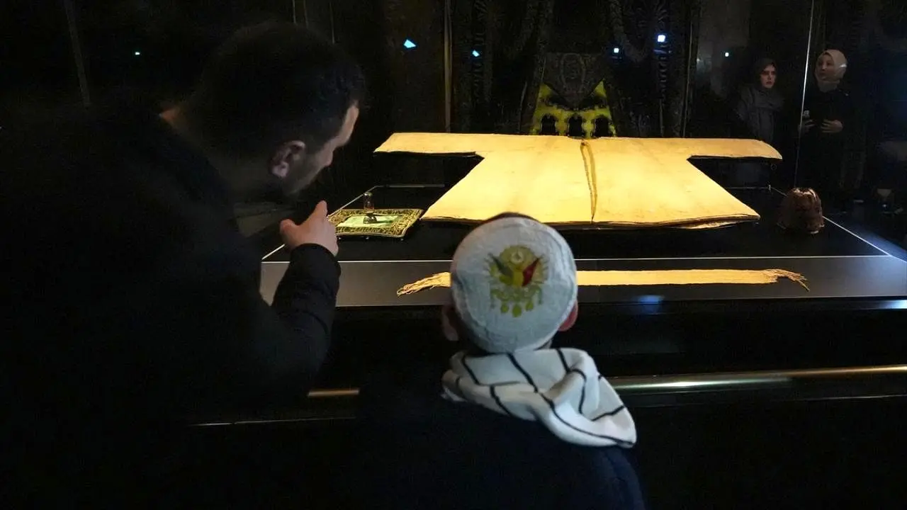 تصاویر؛ نمایش خرقه‌ای که منسوب به پیامبر است