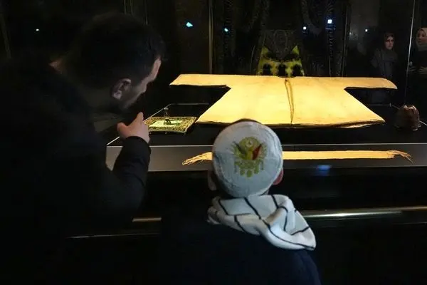 تصاویر؛ نمایش خرقه‌ای که منسوب به پیامبر است