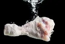 چرا شستن مرغ خام می‌تواند شما را بیمار کند؟