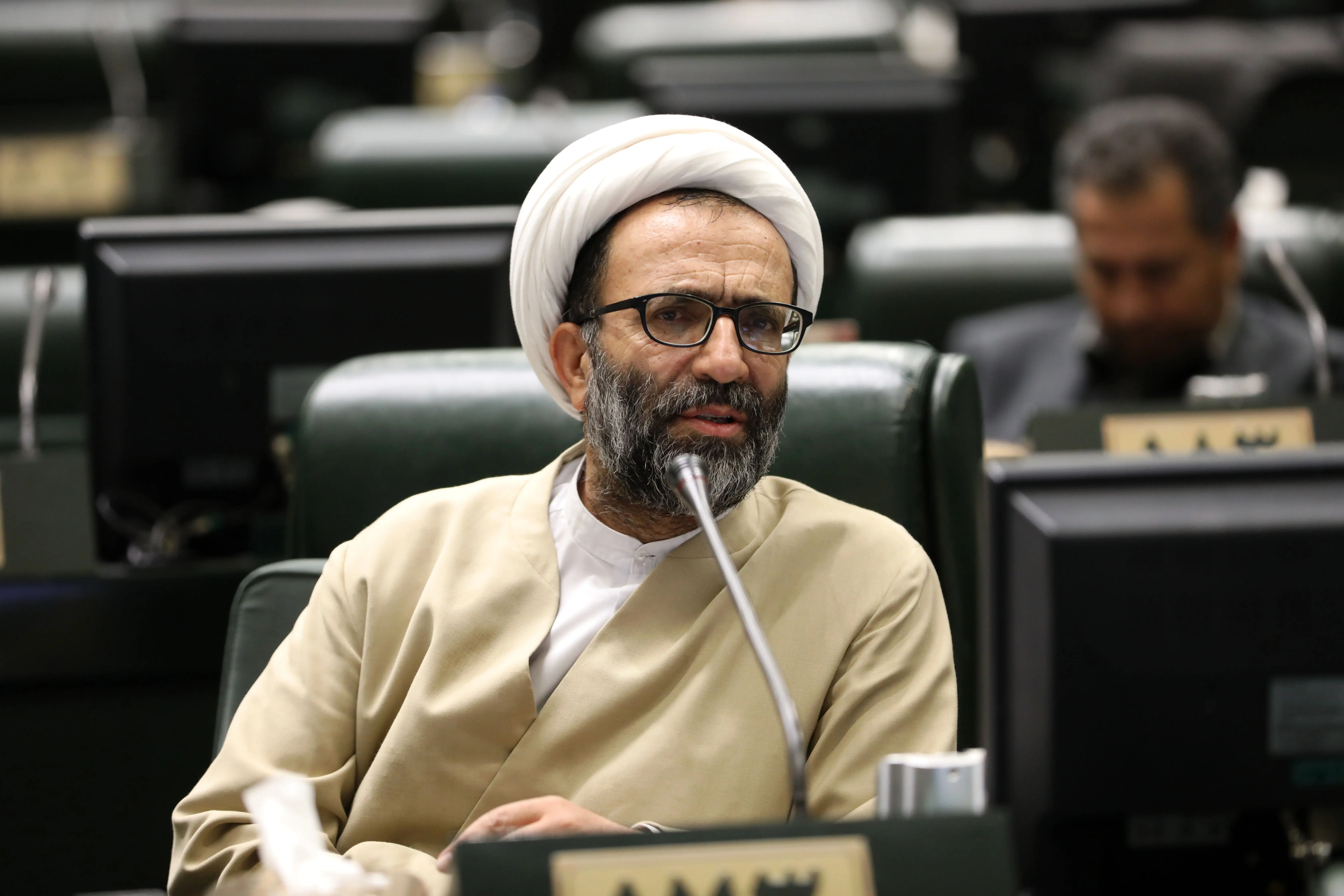 انتقاد یک نماینده از حضور نیافتن میدری در مجلس