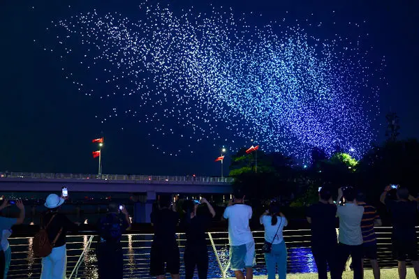 نمایش شگفت‌انگیز ۲۰ هزار پهپاد نورانی 