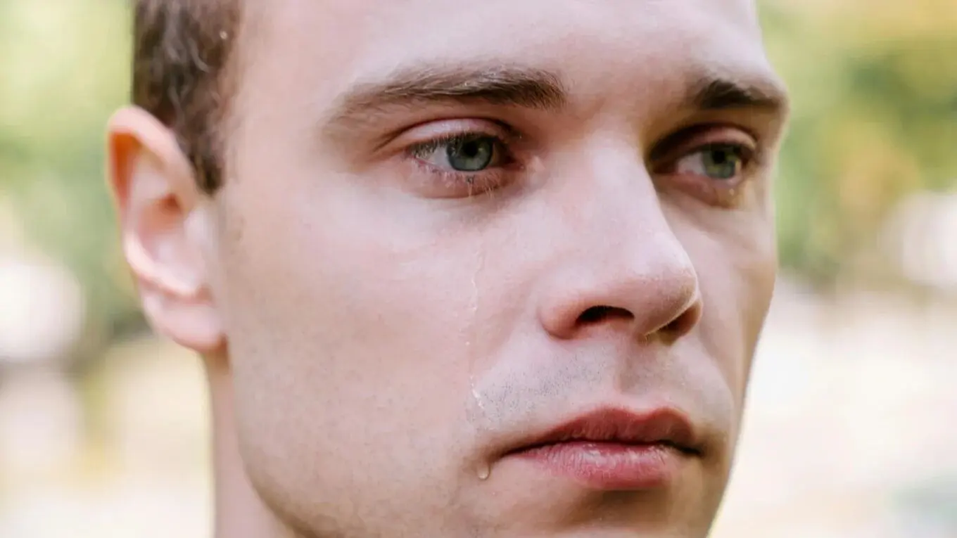 4 رفتار غیرارادی که دلشکستی مردان را فاش می‌کند