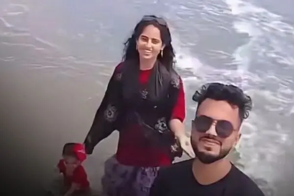 لحظه جنجال‌آفرین در ساحل؛ والدینی که برای ضبط ویدئو، فرزندشان را در آب رها کردند