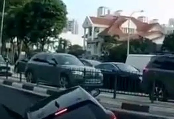 ناپدید شدن ناگهانی یک خودروی سواری در خیابان!