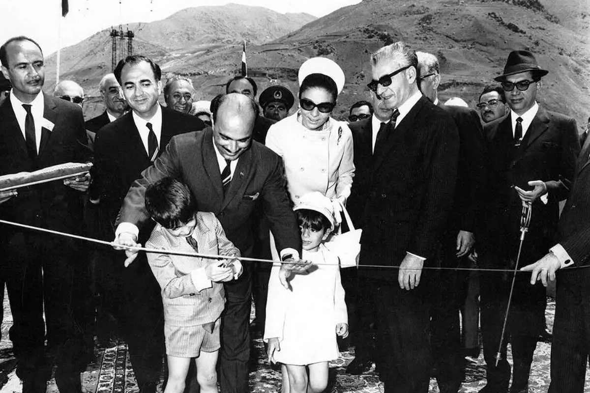 سال 1346، افتتاح «سد فرحناز» با حضور محمدرضا شاه و پسرانش