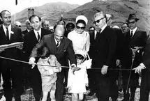 سال 1346، افتتاح «سد فرحناز» با حضور محمدرضا شاه و پسرانش