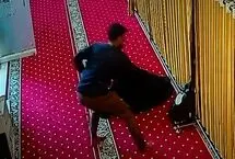 لحظه سرقت کیف دختر دانشجو هنگام نماز در مسجد