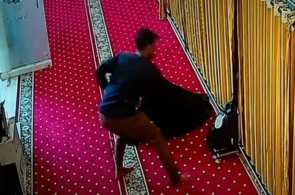 لحظه سرقت کیف دختر دانشجو هنگام نماز در مسجد