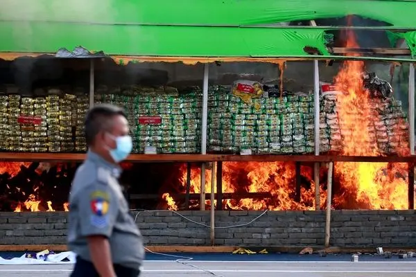 سقوط کامیون حامل مواد مخدر در کانال آب