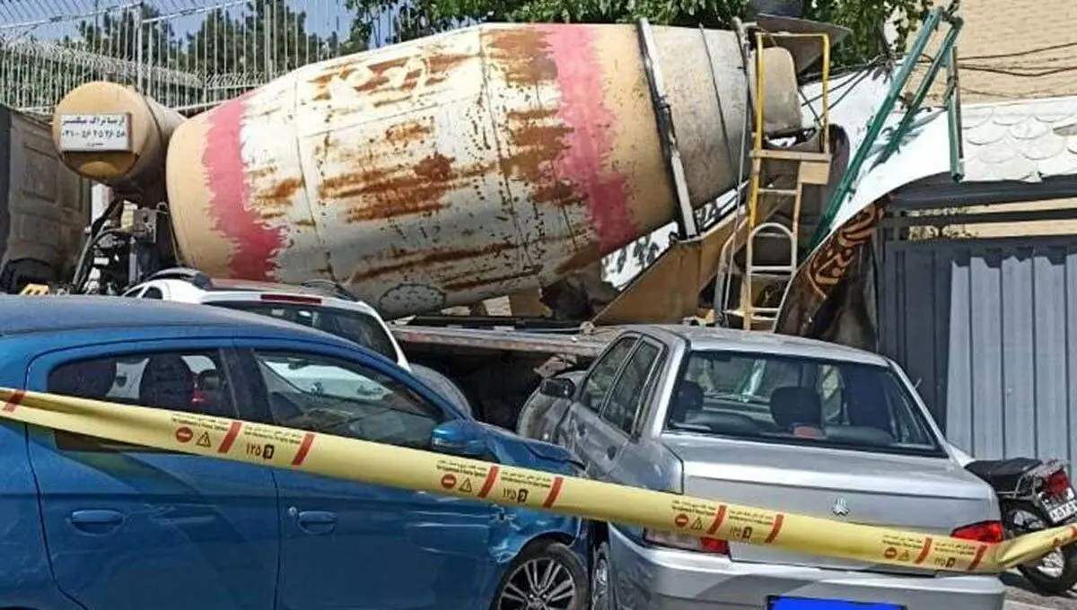 تصادف کامیون میکسر بتن با ۳ خودرو و دیوار ساختمان