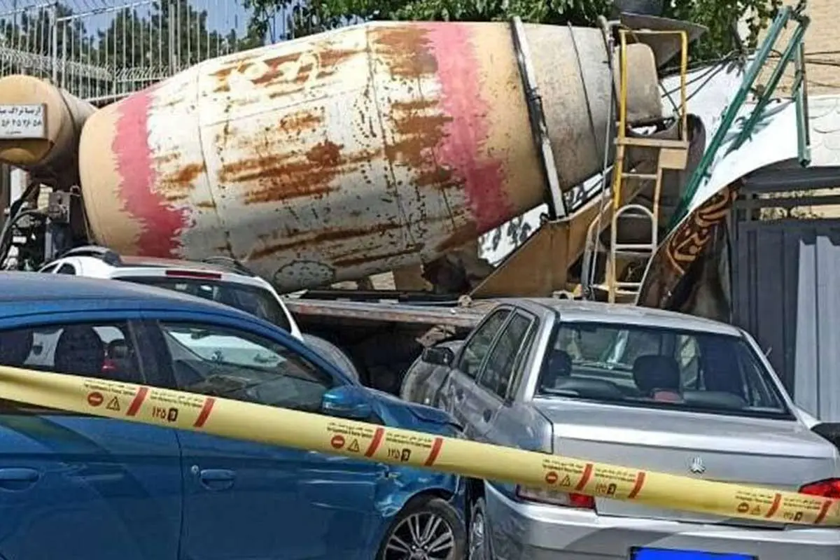تصادف کامیون میکسر بتن با ۳ خودرو و دیوار ساختمان