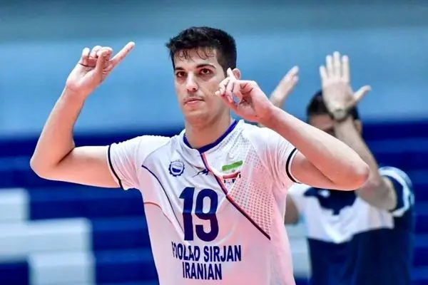 لحظه تلخ بوسیدن دست صابر کاظمی توسط پدرش