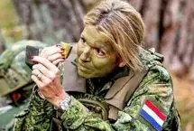 تمرینات نظامی ملکه هلند در ۵۴ سالگی