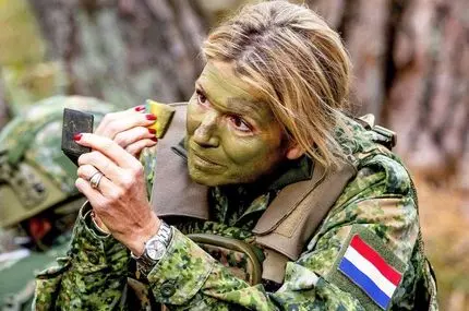 تمرینات نظامی ملکه هلند در ۵۴ سالگی