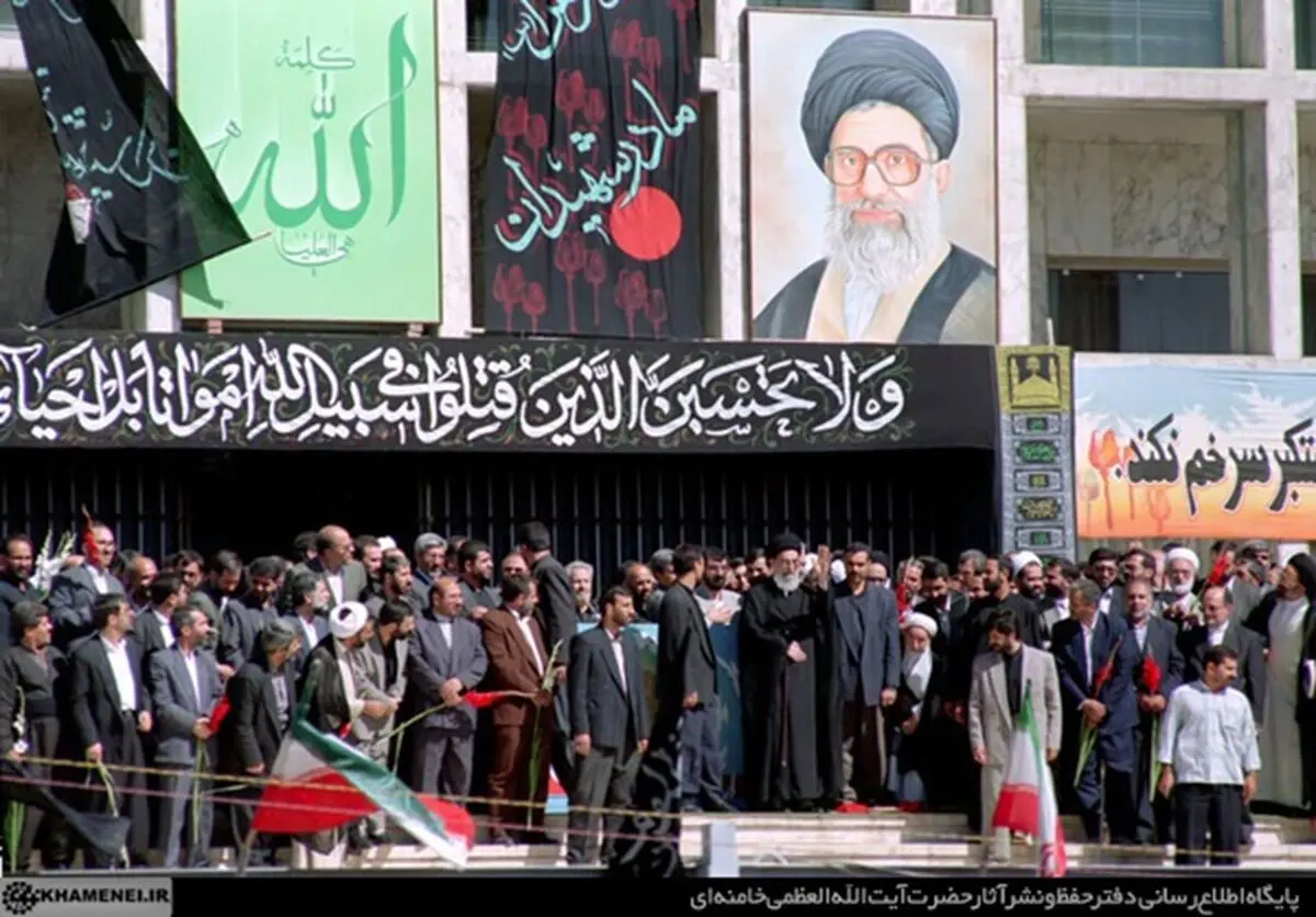 نمایی از پیکر رهبر شهید و خانواده ایشان در مصلی تهران