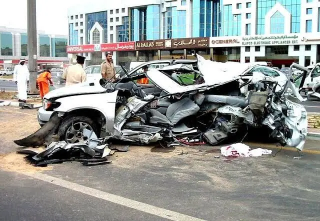 تصادفات خطرناک در ابوظبی به دلیل استفاده از موبایل هنگام رانندگی