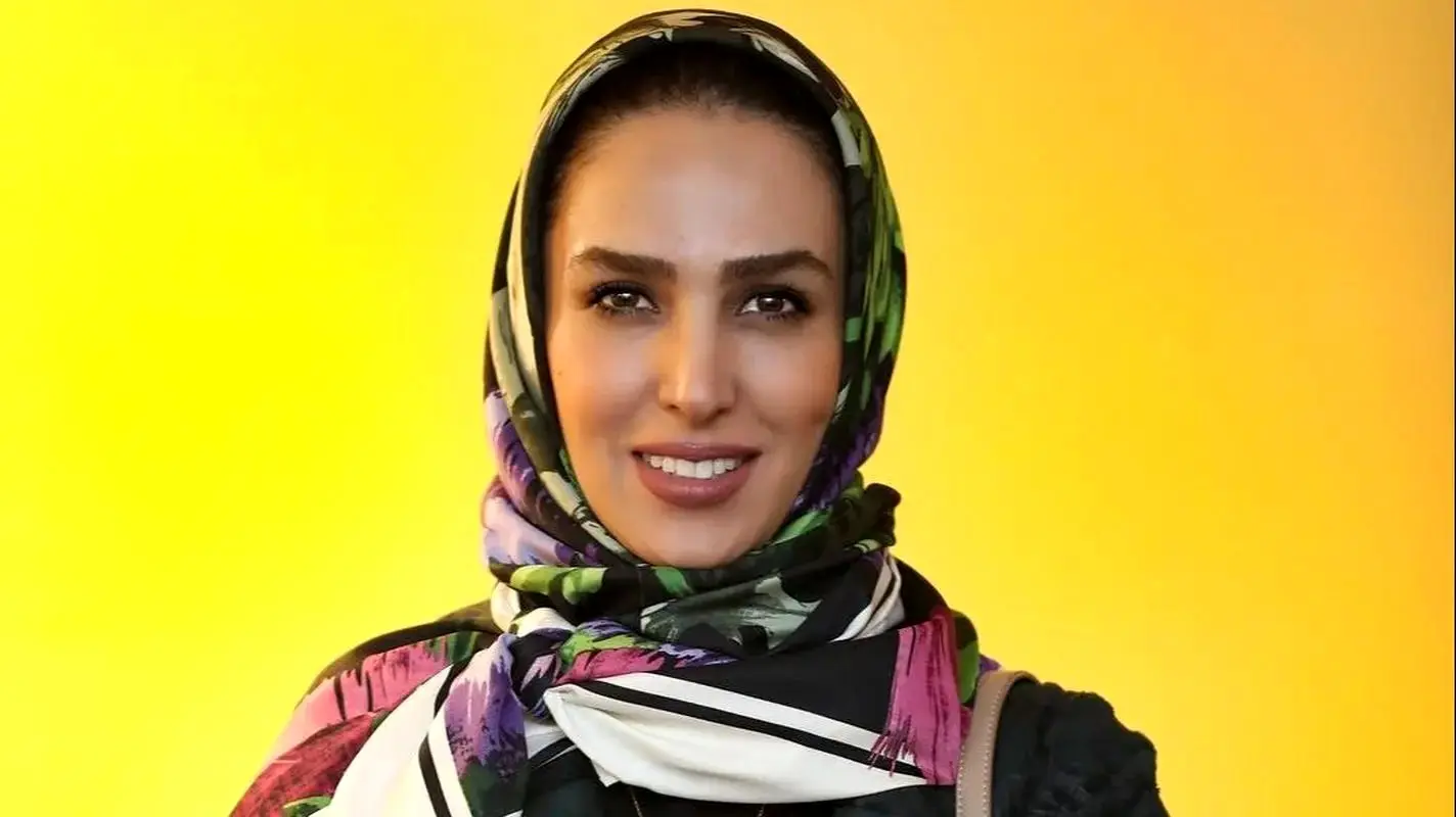  تیپ هنری «سوگل طهماسبی» در رونمایی از یک کتاب 