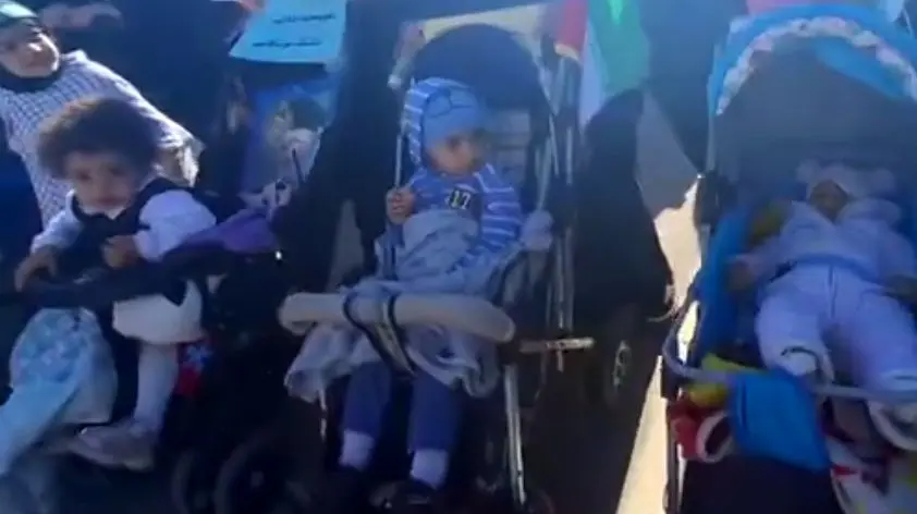 کودکان کالسکه‌سوار در تجمع جانفدا