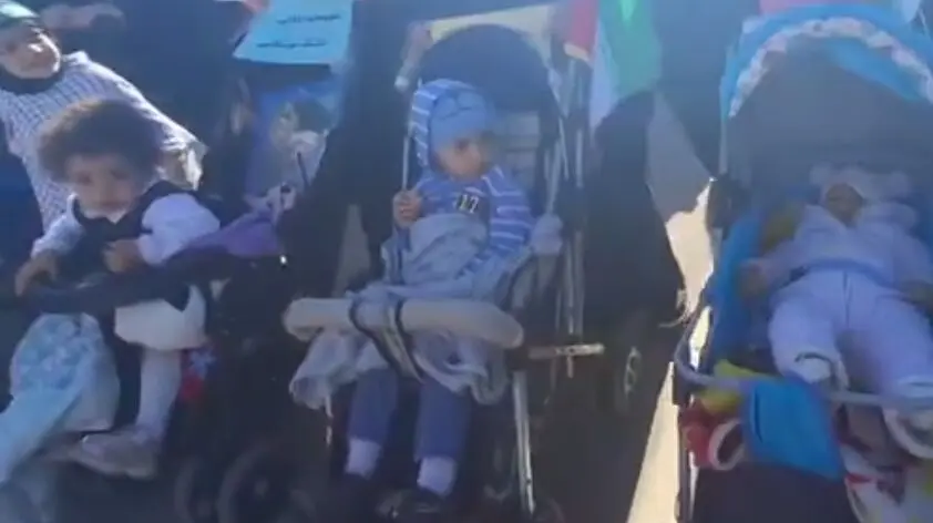 کودکان کالسکه‌سوار در تجمع جانفدا