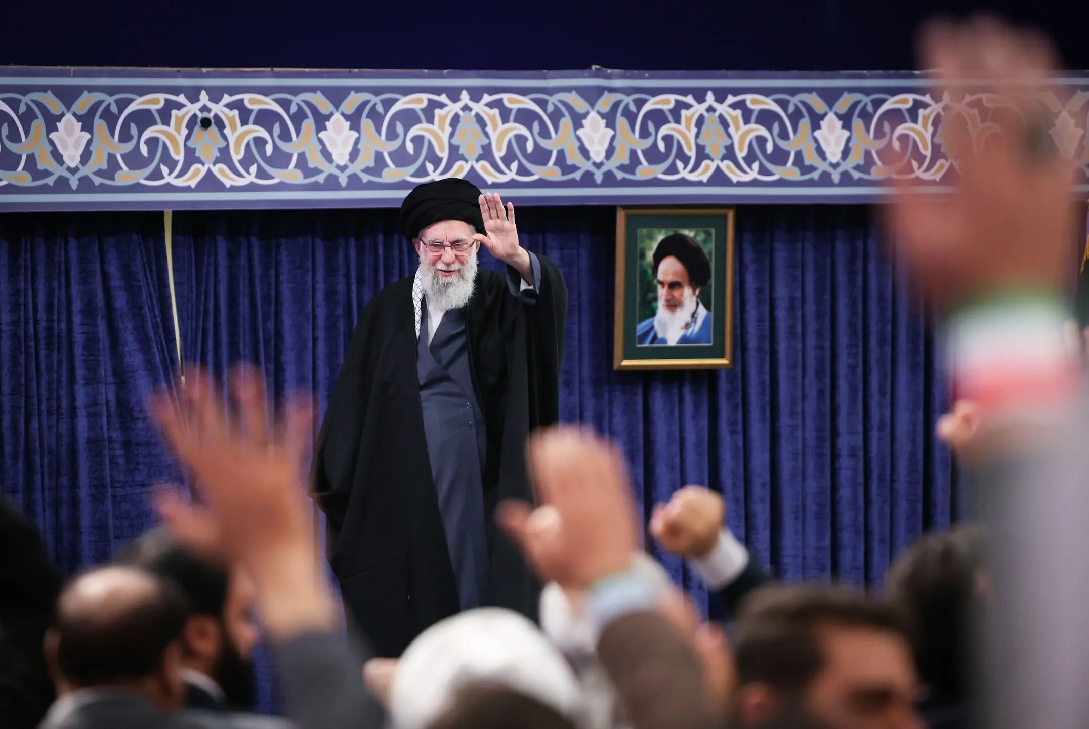 رهبر انقلاب: خطرناک‌تر از ناو، آن سلاحی است که می‌تواند این ناو را به قعر دریا فرو ببرد