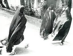تهران دهه ۳۰ ؛ پوشش بانوان در خیابان سیروس بهارستان