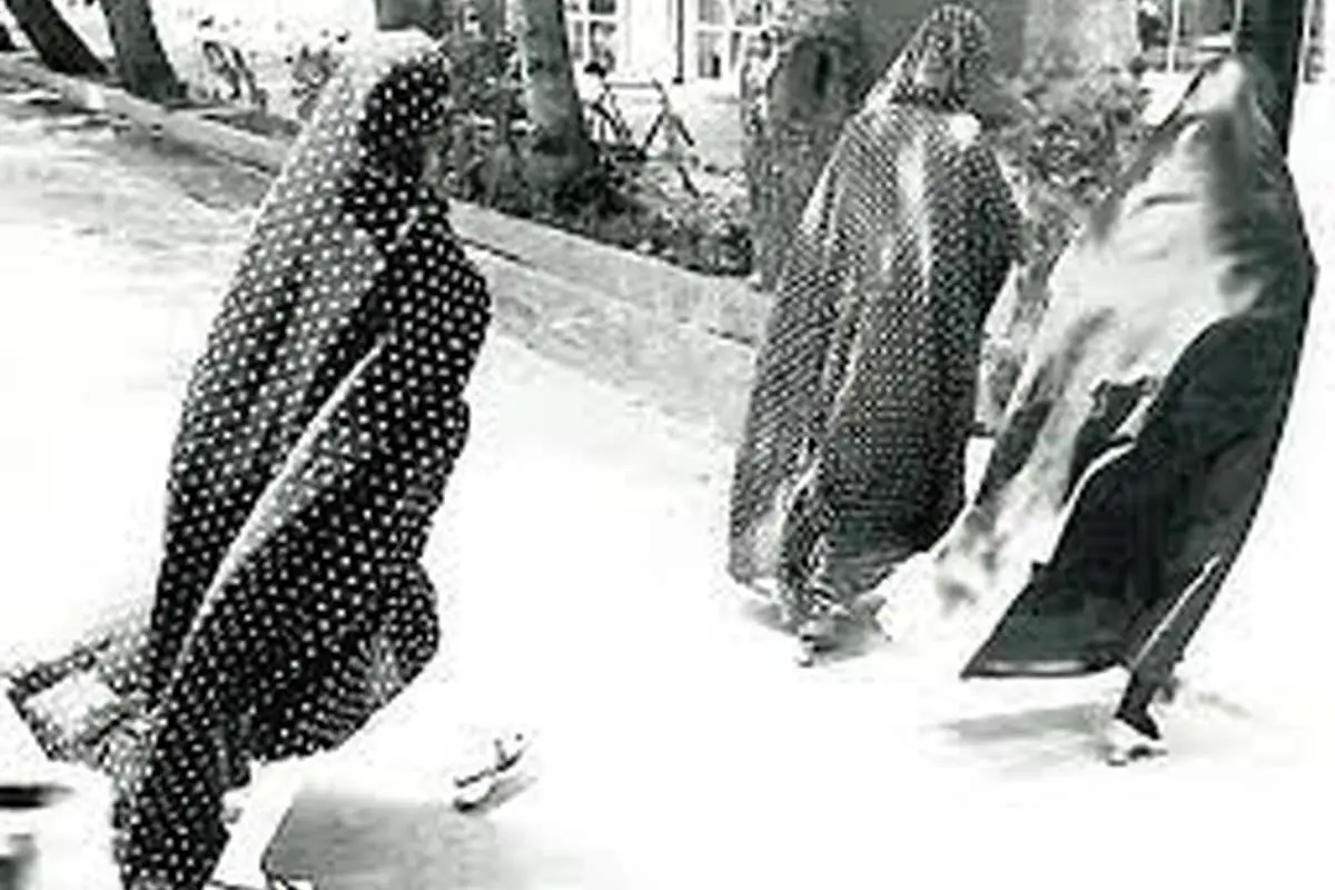 تهران دهه ۳۰ ؛ پوشش بانوان در خیابان سیروس بهارستان